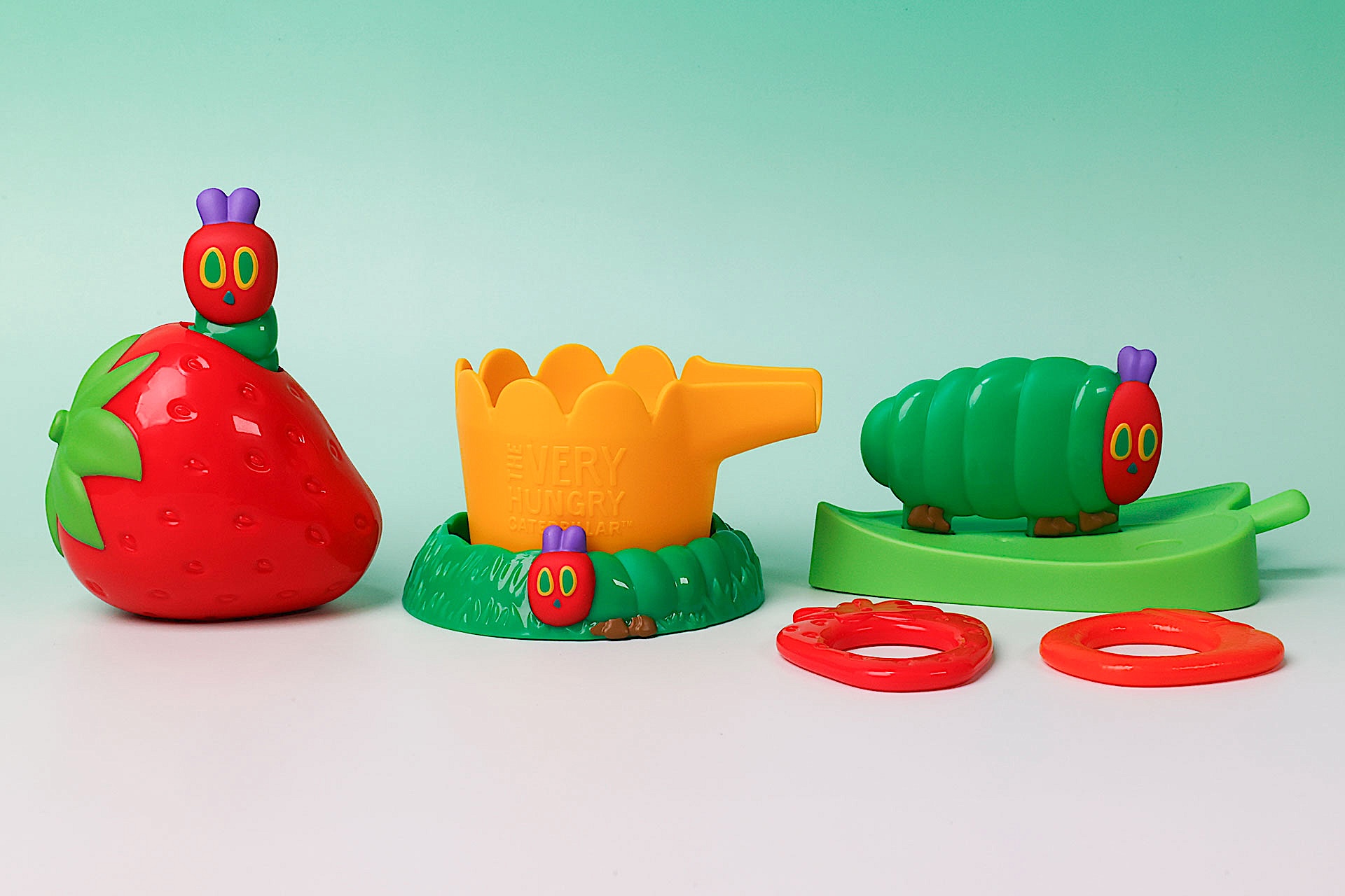 こちらが第2弾（6月20日〜6月26日）のハッピーセット「はらぺこあおむし」に登場するおもちゃ。写真左から「はらぺこあおむし いちごのシャワーでかくれんぼ」、「はらぺこあおむし お花のジョウロ」、「ふとっちょあおむし はっぱのボート」