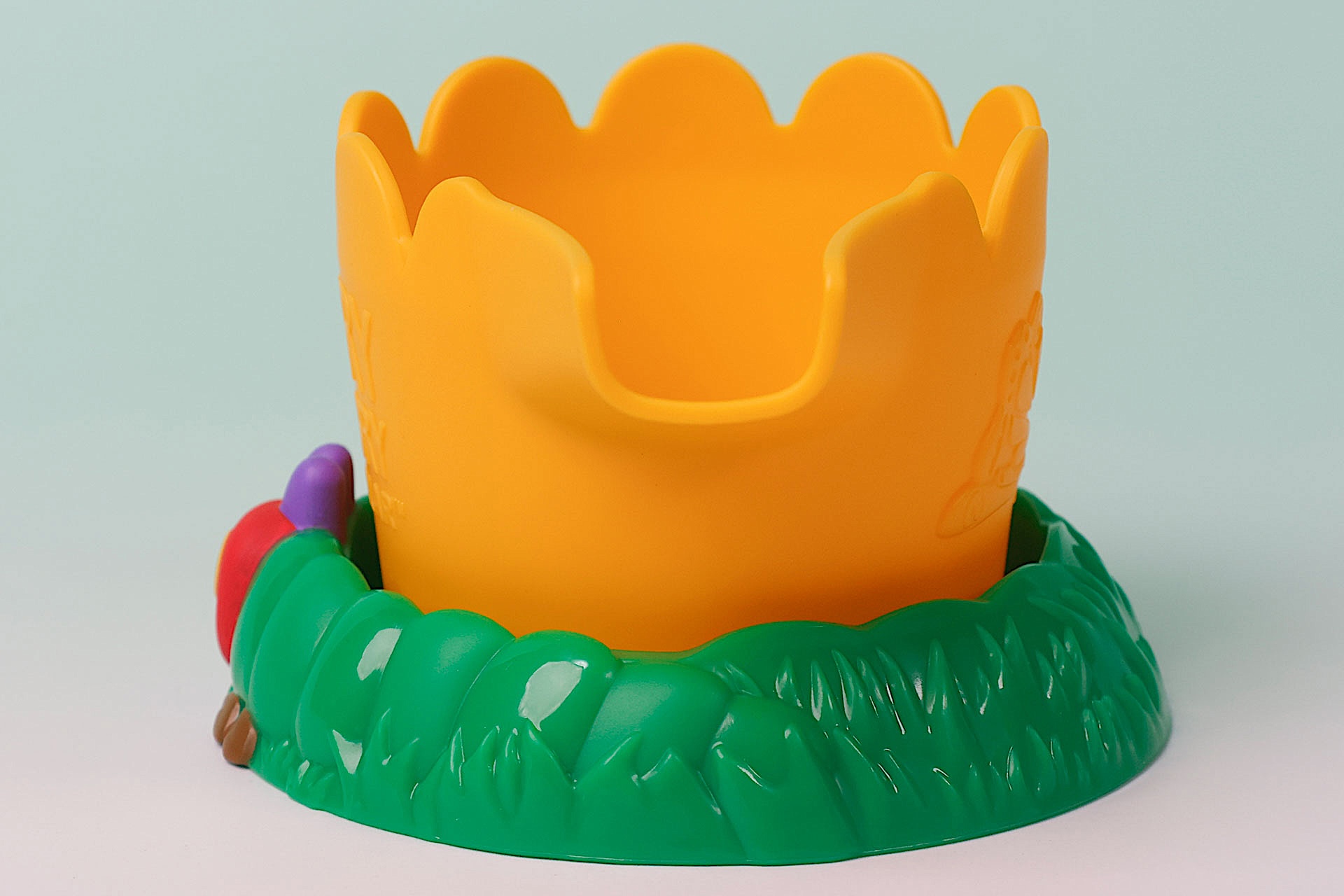 草むらのようなトレイ部分と黄色いジョウロの色合いも綺麗だ