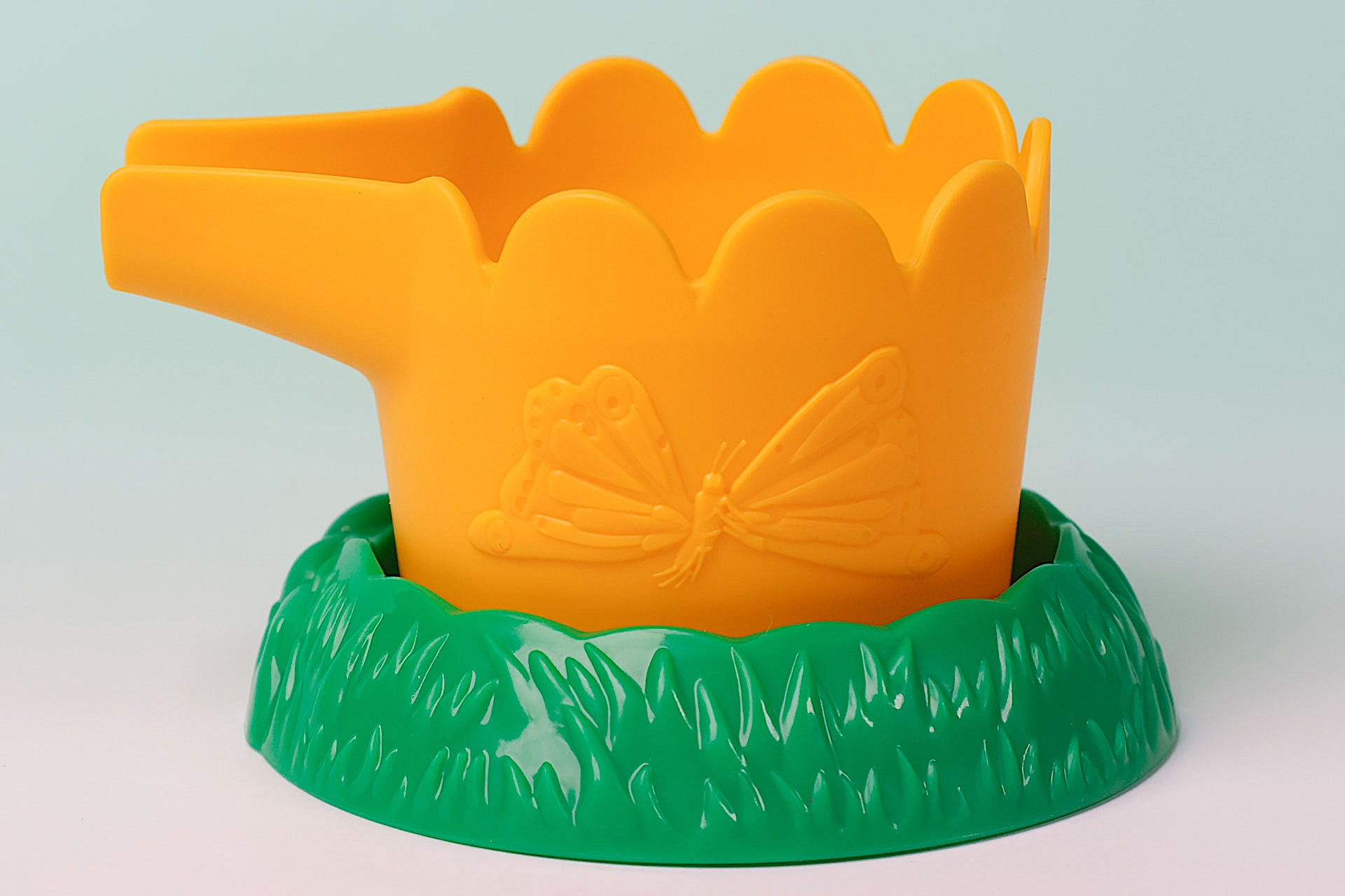 ジョウロの側面には蝶が描かれている