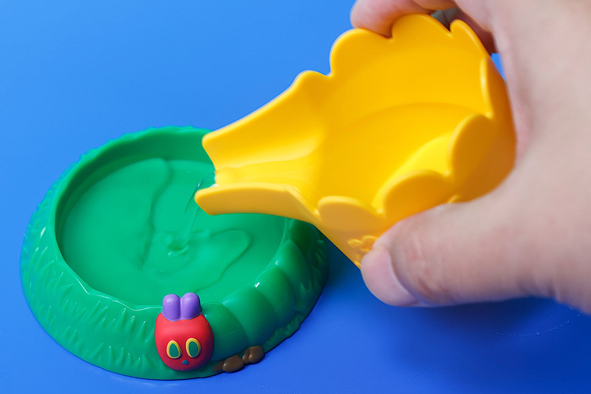 ジョウロに入れた水をトレイに注ぎ込もう