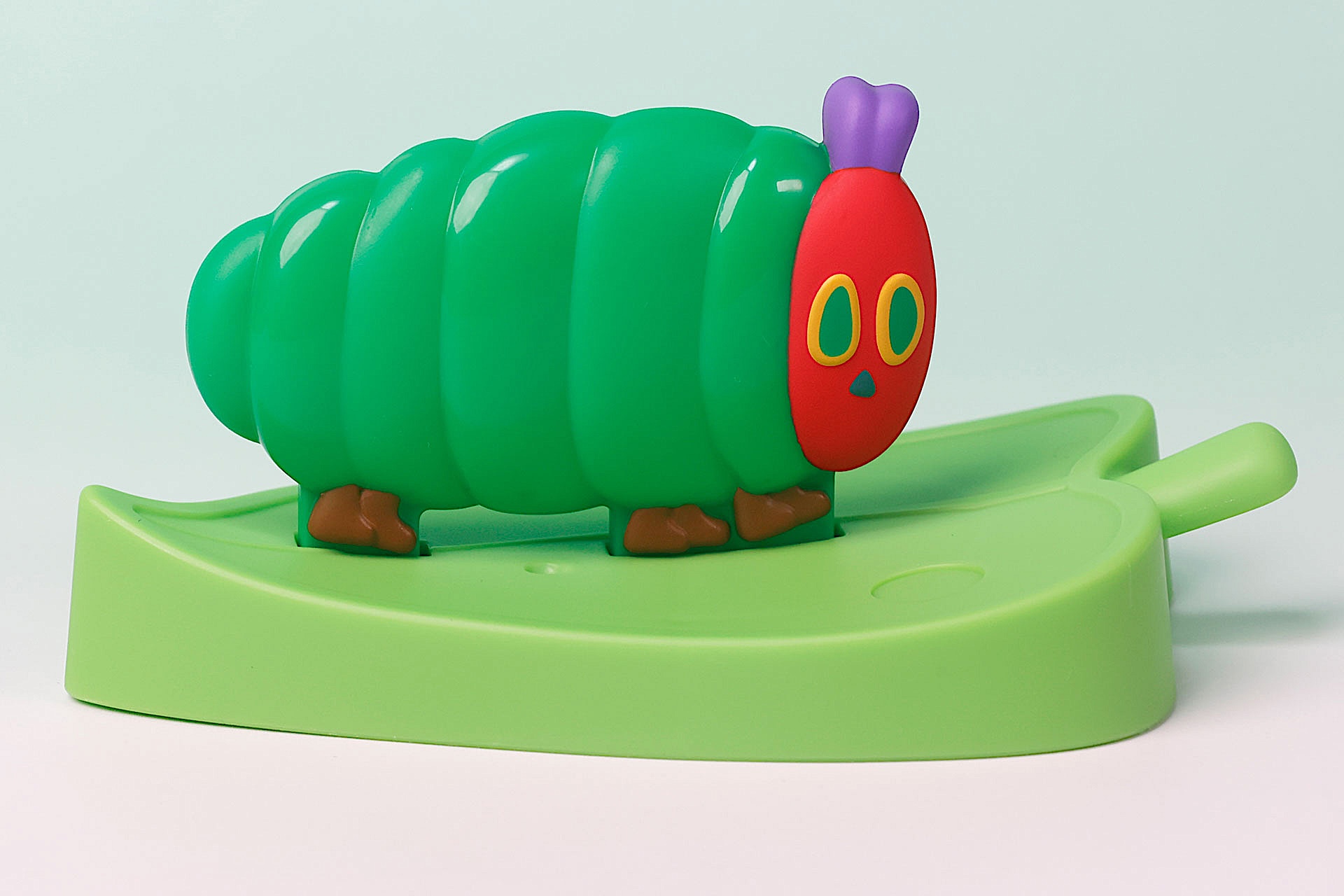 葉っぱの上に乗ったはらぺこあおむしがかわいらしい