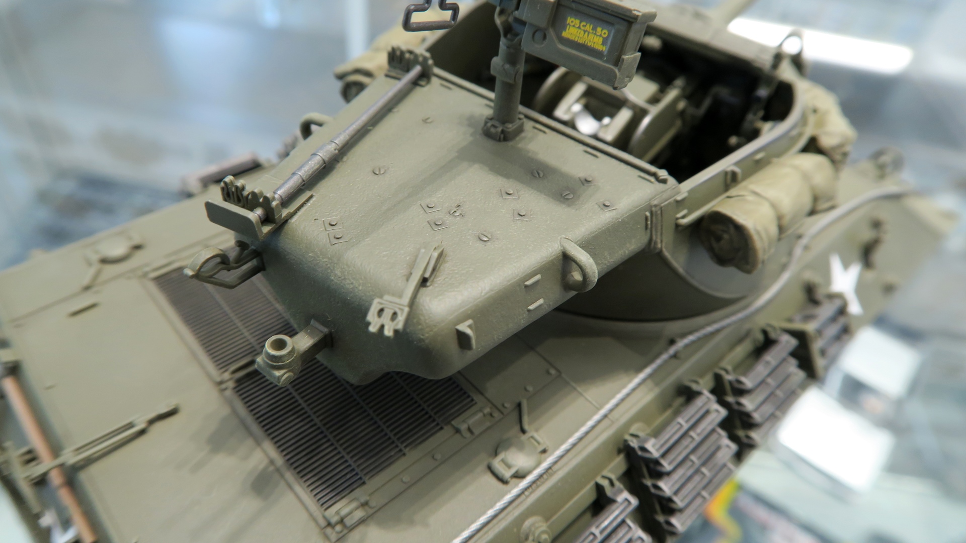 後方重量を稼ぐカウンターウェイトは一体成形なのに上部のディテールもしっかりと再現されている