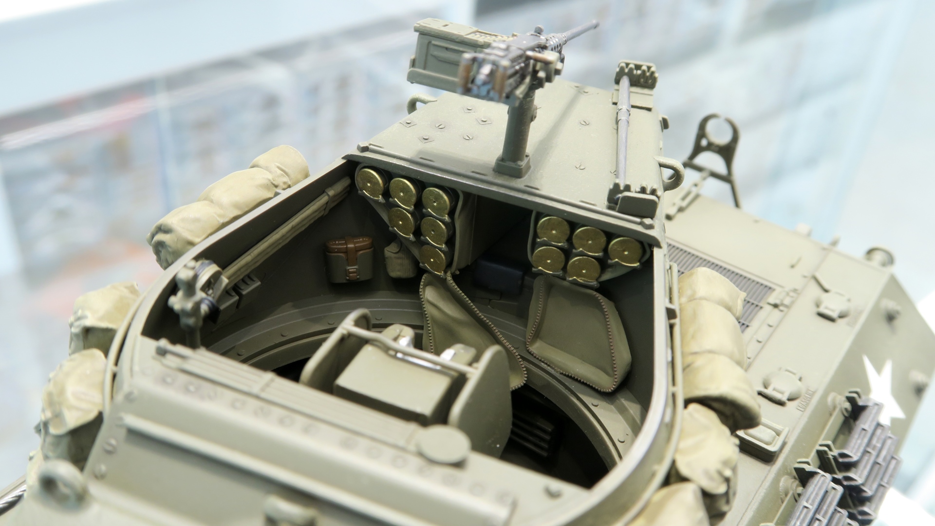 砲弾ラックの鎌型クランプやジッパー付弾薬カバーも極薄で成形