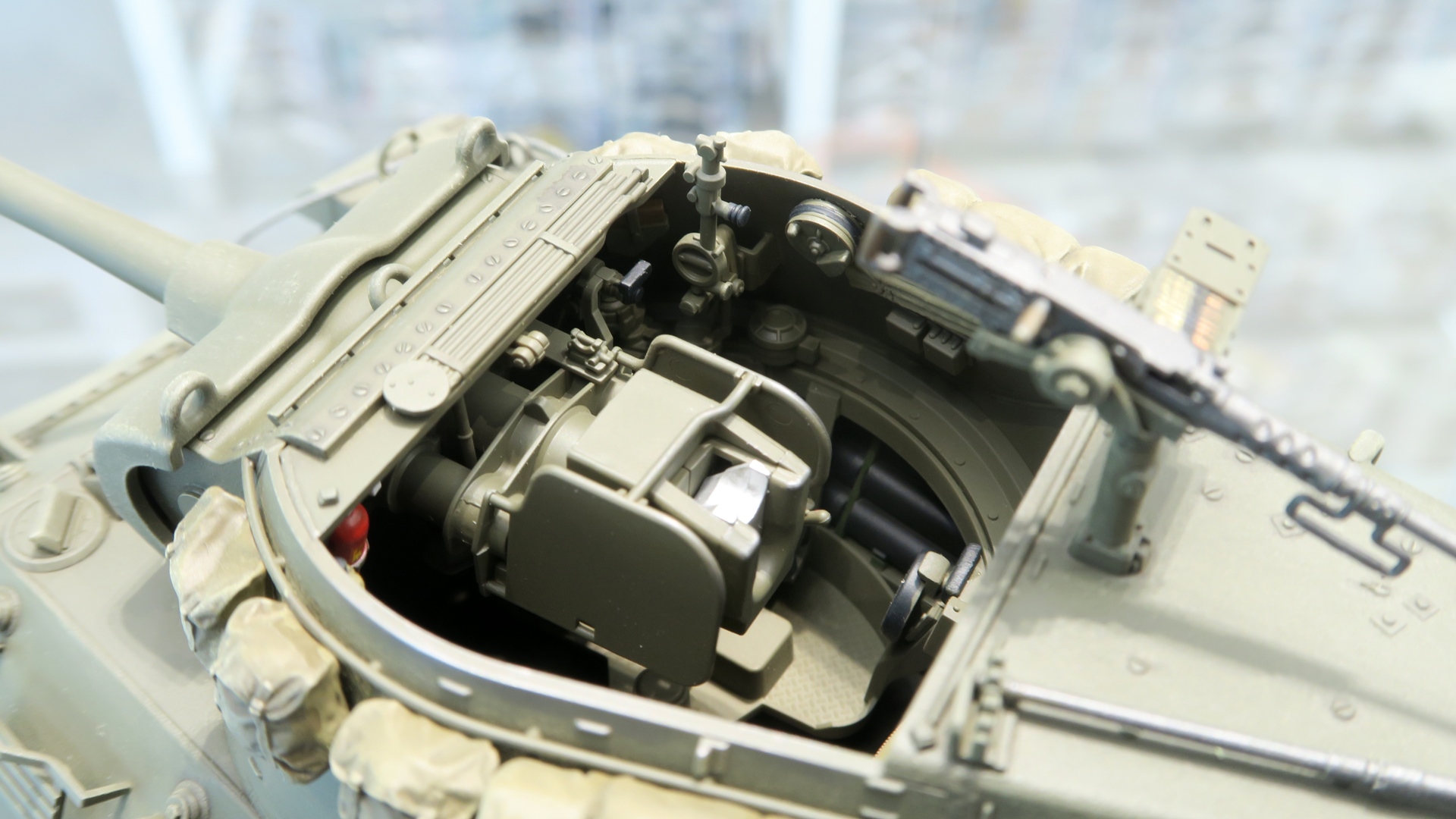 砲塔内が細部まで作り込まれているので、あらゆる角度から覗き込みたくなる