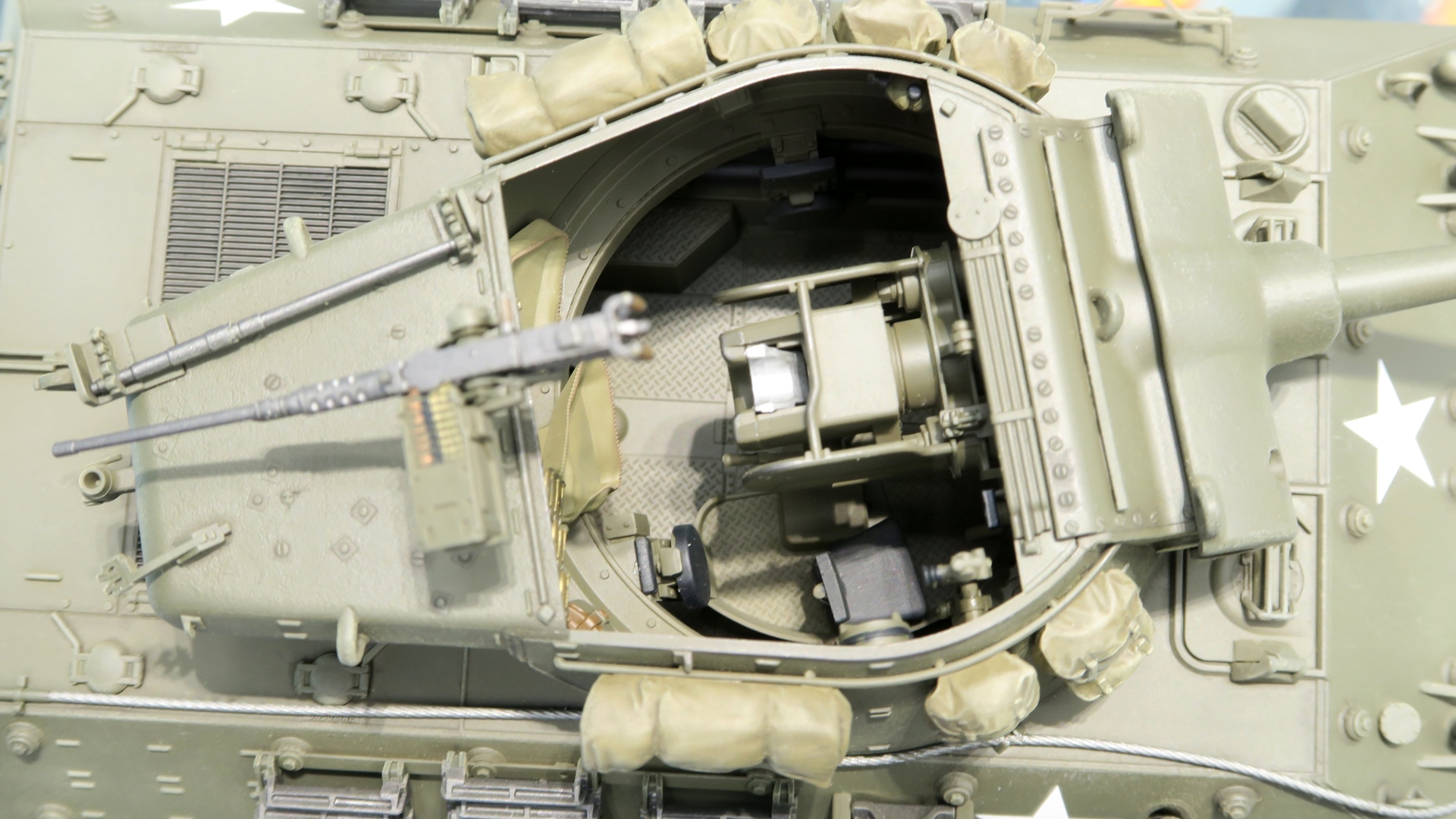 砲塔内が細部まで作り込まれているので、あらゆる角度から覗き込みたくなる