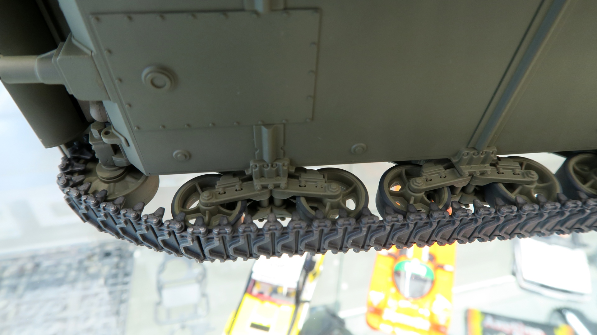 履帯は直線部を一体とした連結組み立て式。自然なたるみと組みやすさを両立