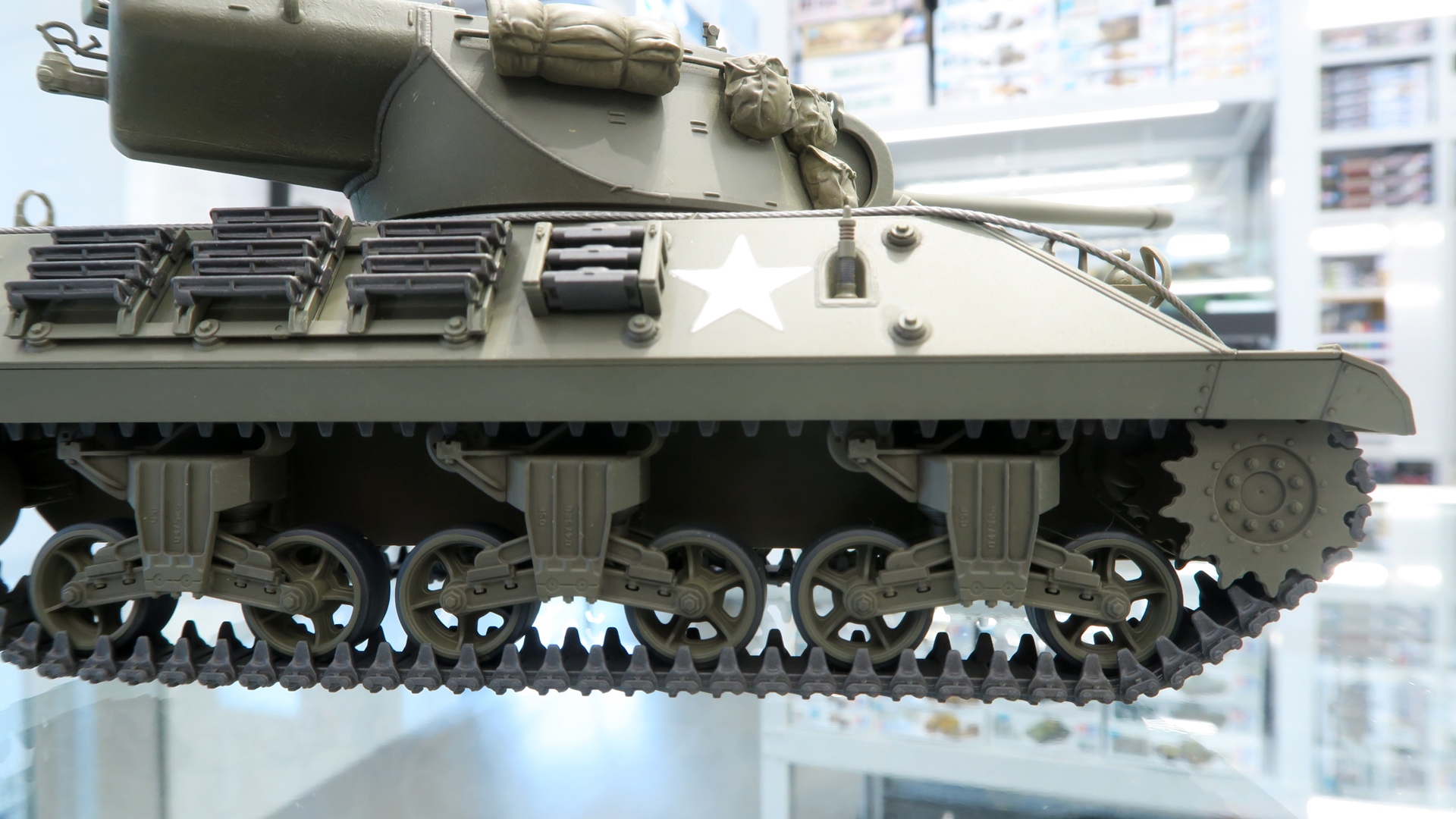 足回りは穴なし駆動輪と穴あきロードホイールに刷新