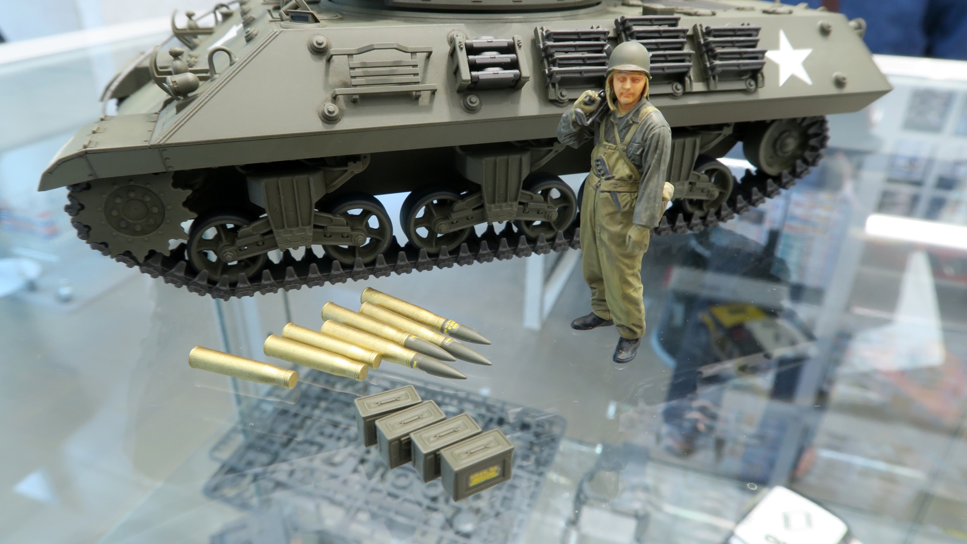 砲弾、弾薬箱や立ち姿の戦車兵フィギュアが付属