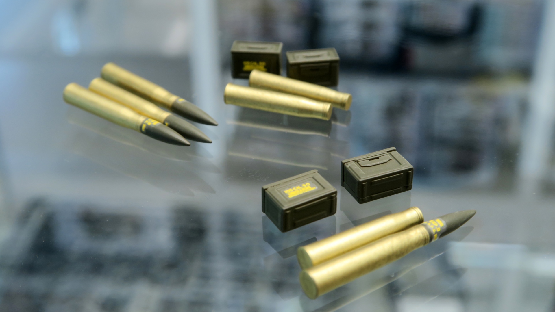 砲弾、弾薬箱や立ち姿の戦車兵フィギュアが付属