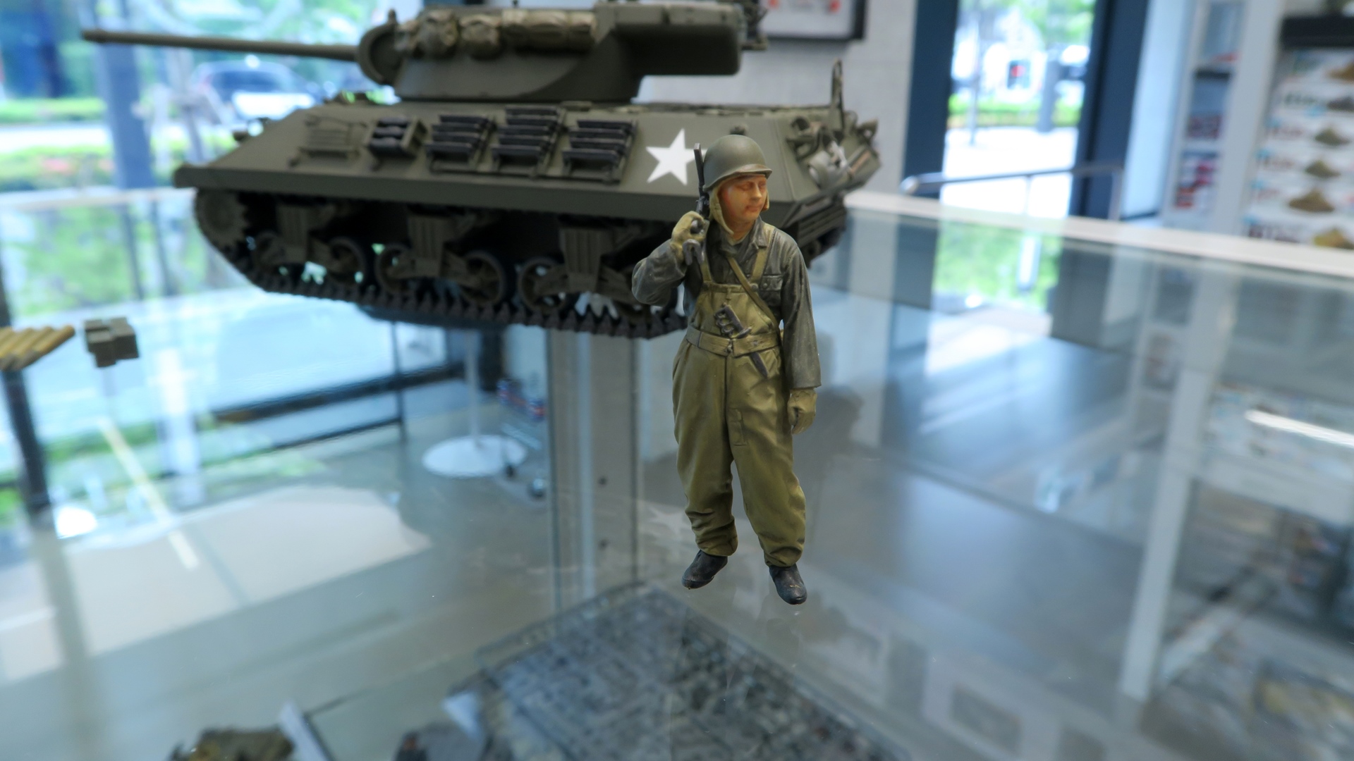 砲弾、弾薬箱や立ち姿の戦車兵フィギュアが付属