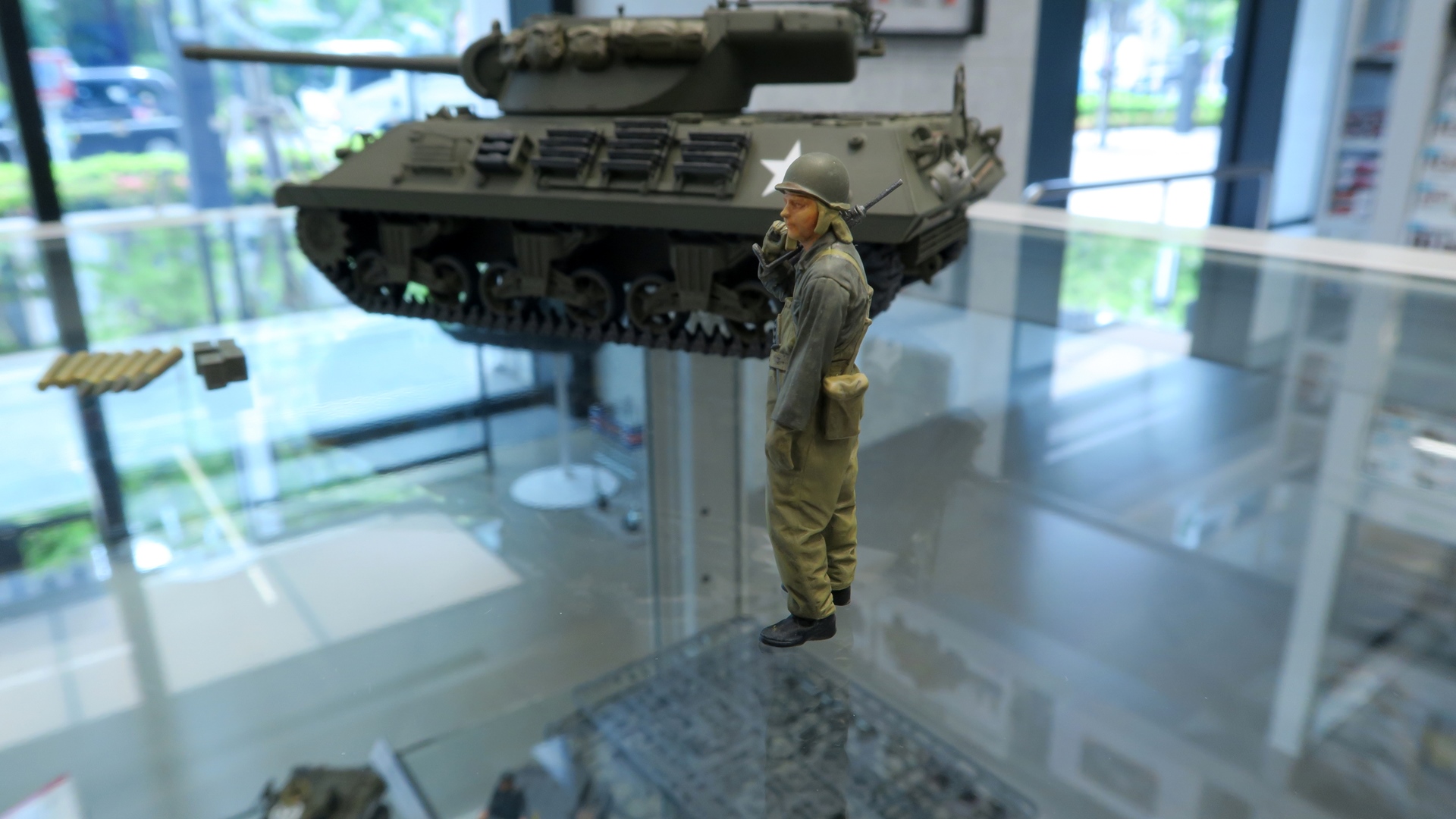 戦車兵フィギュアは銃器と手が一体成形されており、“握り隙間”が発生しないように工夫されているなど、細部までこだわって造形されている