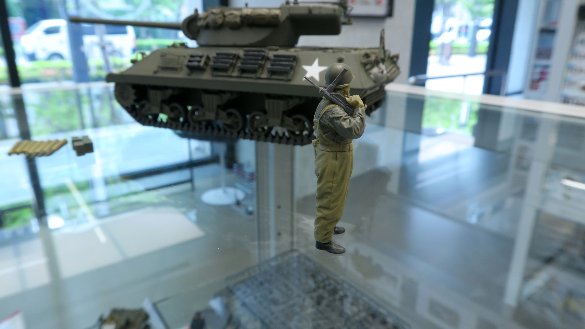 戦車兵フィギュアは銃器と手が一体成形されており、“握り隙間”が発生しないように工夫されているなど、細部までこだわって造形されている