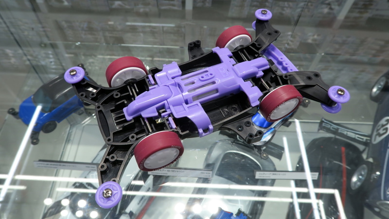 黒×紫のツートーンで彩られたMAシャーシ。ローラーやバッテリーホルダーが紫色で成形されており、ボディカラーとの統一感を感じられる