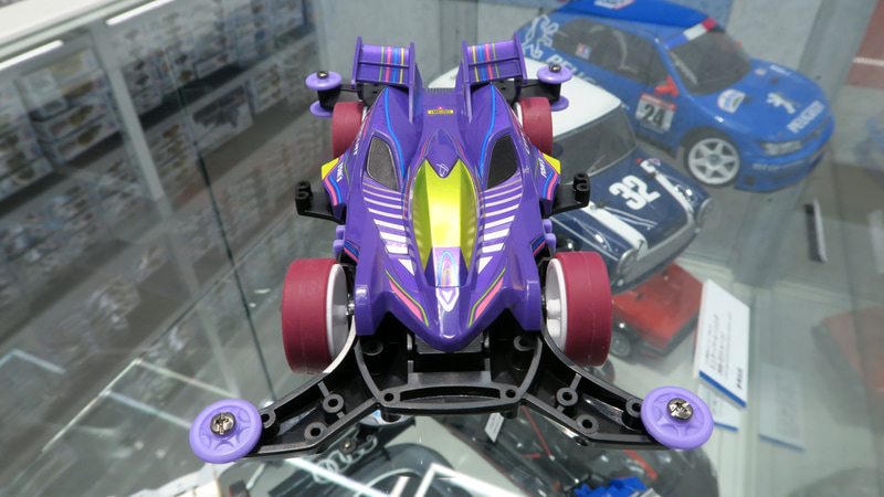 紫をベースとしてカラフルなボディデザイン