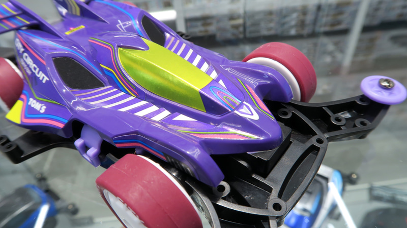 紫をベースとしてカラフルなボディデザイン