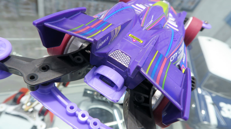 紫をベースとしてカラフルなボディデザイン