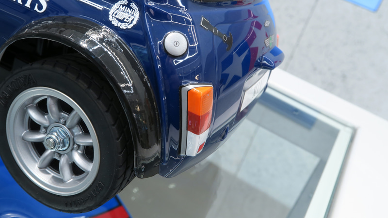 ハンドルやライトなど、細部はステッカーで再現