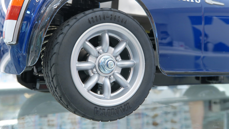 足回りにはクラシカルな8スポークホイールを装備