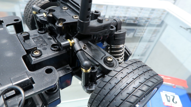 足回りにはダブルウィッシュボーンサスペンションと高性能ダンパーを搭載