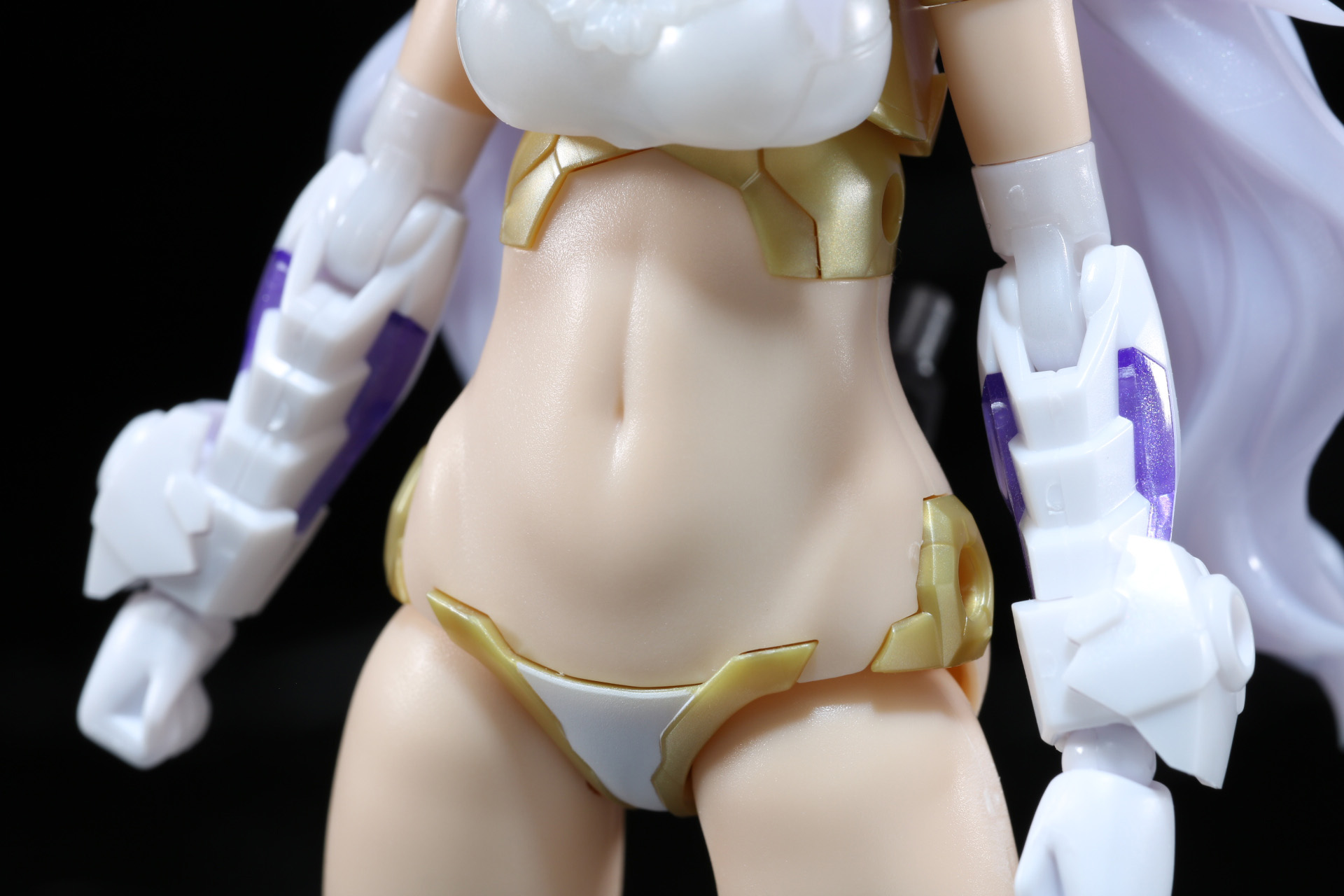 腹部も肌感のあるこだわりの造形美となっている