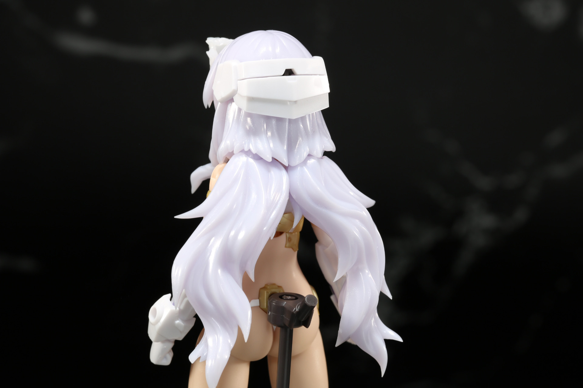 髪はボリュームのあるウェーブ造形が施されている