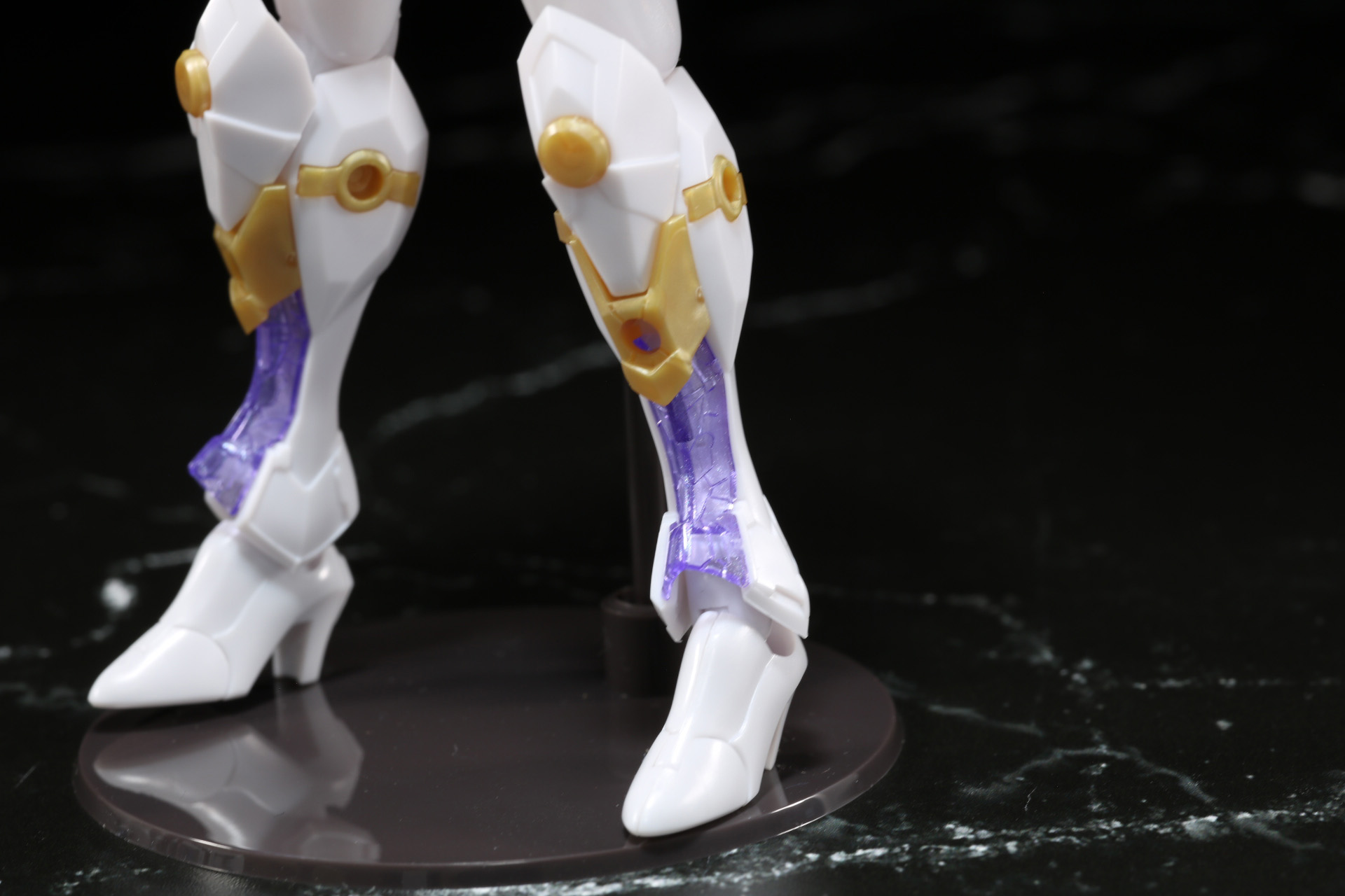 脚部のクリアパーツにもモールドがあり、密度感ある造形