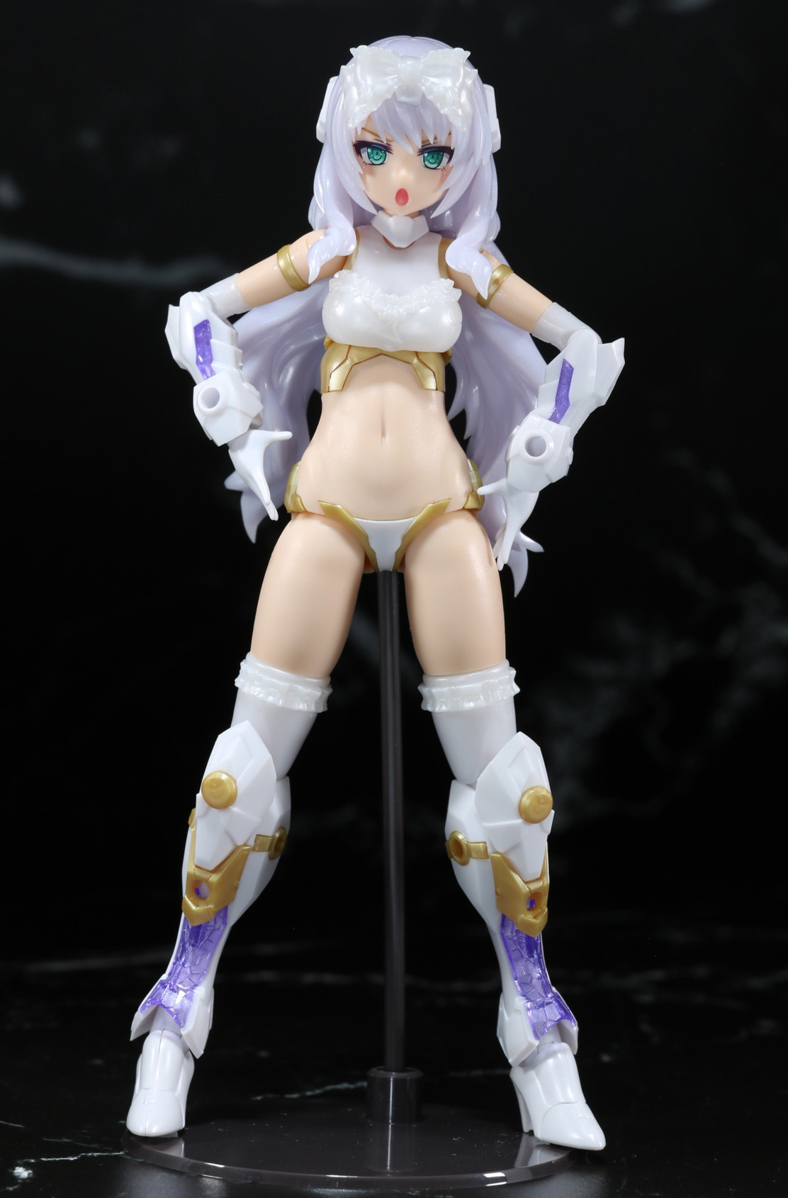 腰に手を当てて叱りつけるような造形