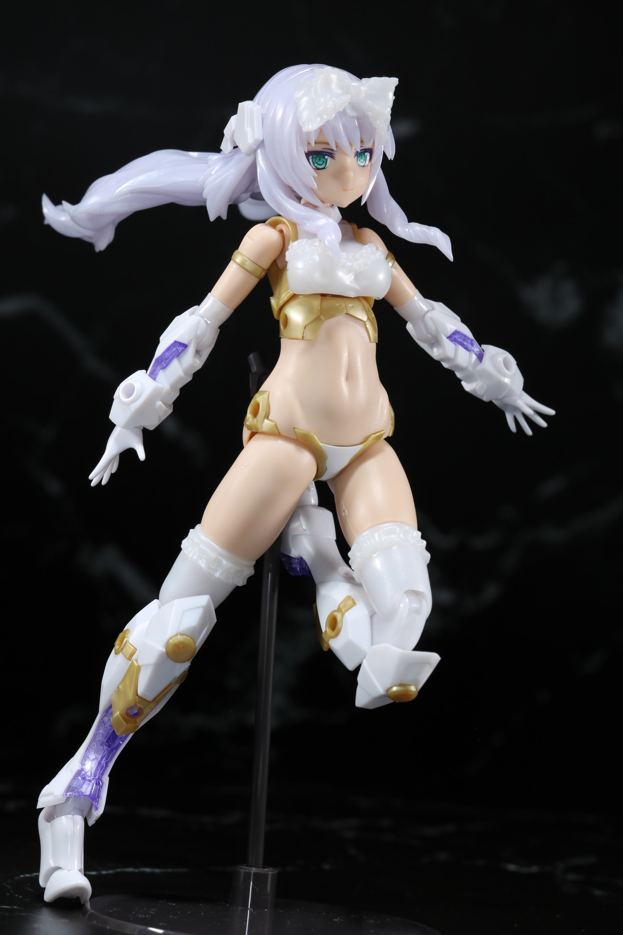 後ろ髪の可動で躍動感あるポージングが可能