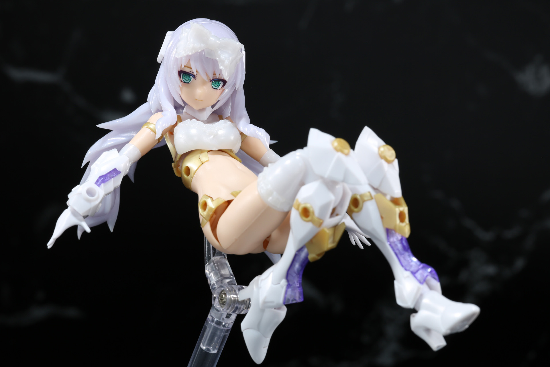 「ニューフライングベース」で宙に浮いたポーズも