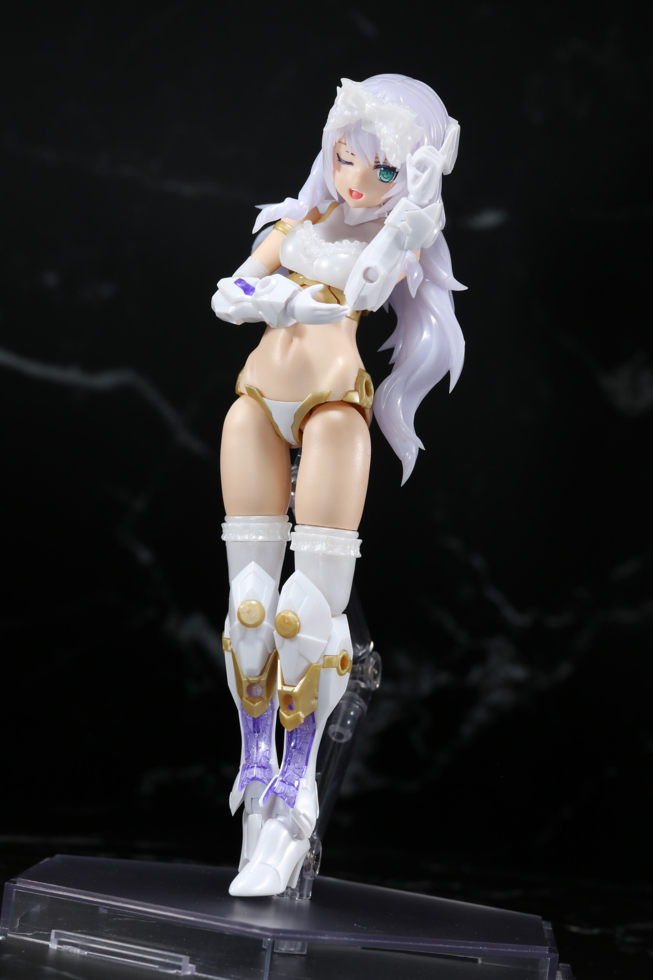 肘に手を当てる動き