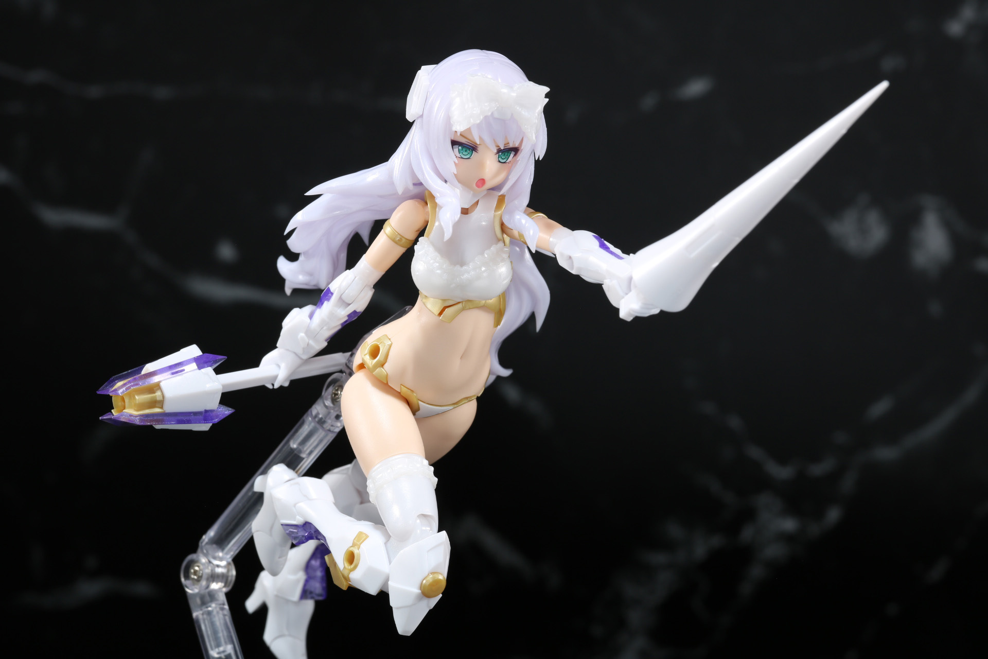 武器を手にして戦うシーンを表現