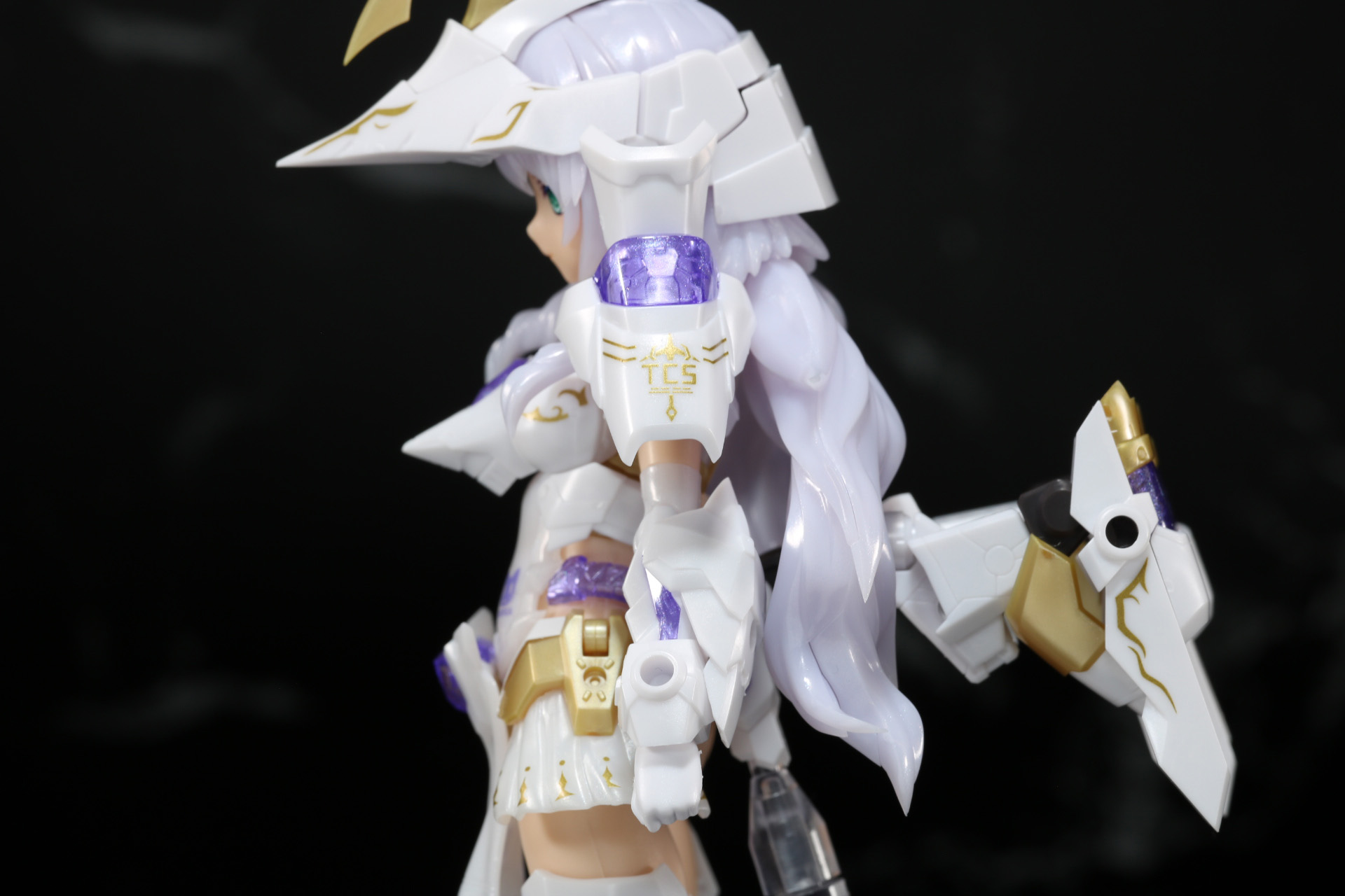 腕部も肩と前腕部にアーマーが追加