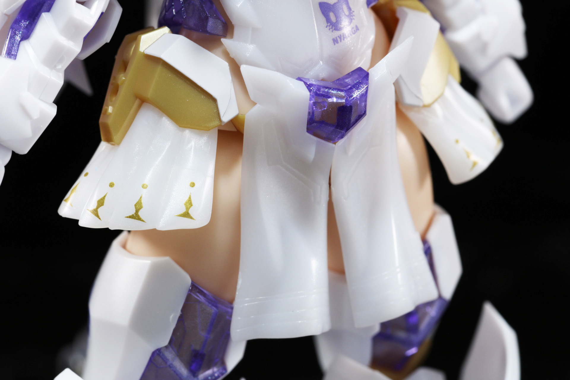 前掛けとサイドスカート。前掛けパーツはモールドが施され、布ような波打った造形となっている