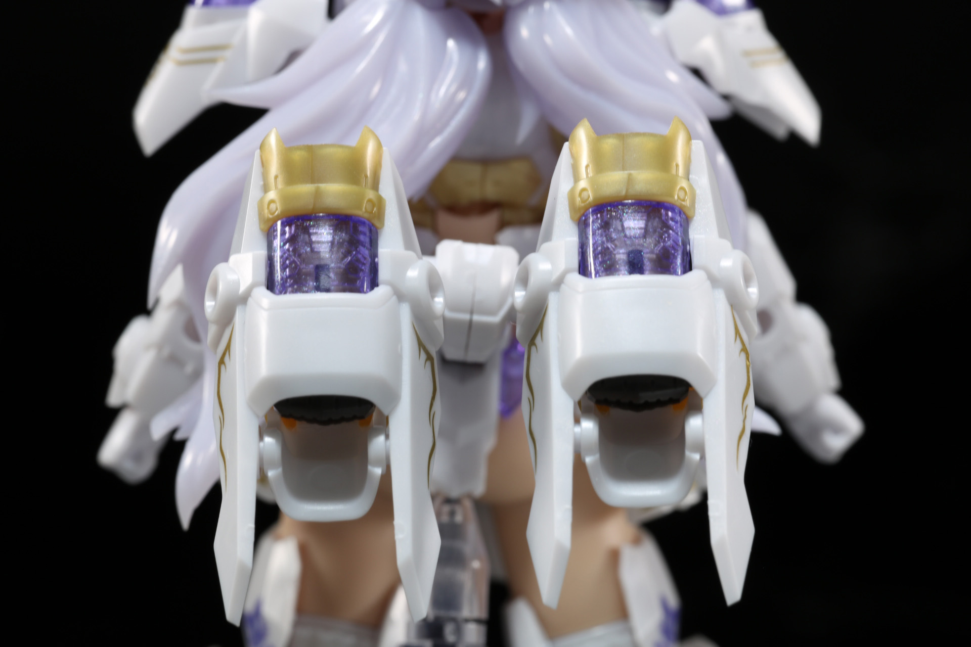 背部ユニット。モールドが施されたクリアパーツに内部のノズル造形など西洋雰囲気とメカが見事に両立しているデザインとなっている