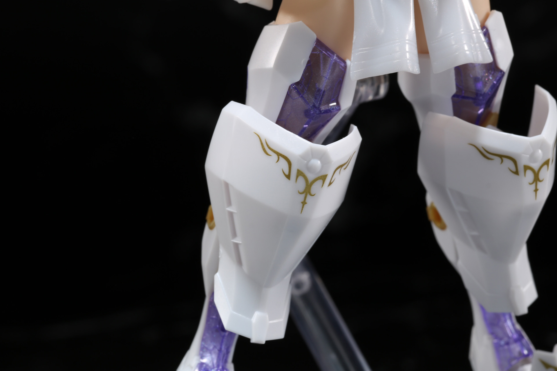 膝アーマーは防御力を高めたような大きさとなり、太ももにもアーマーが追加されている