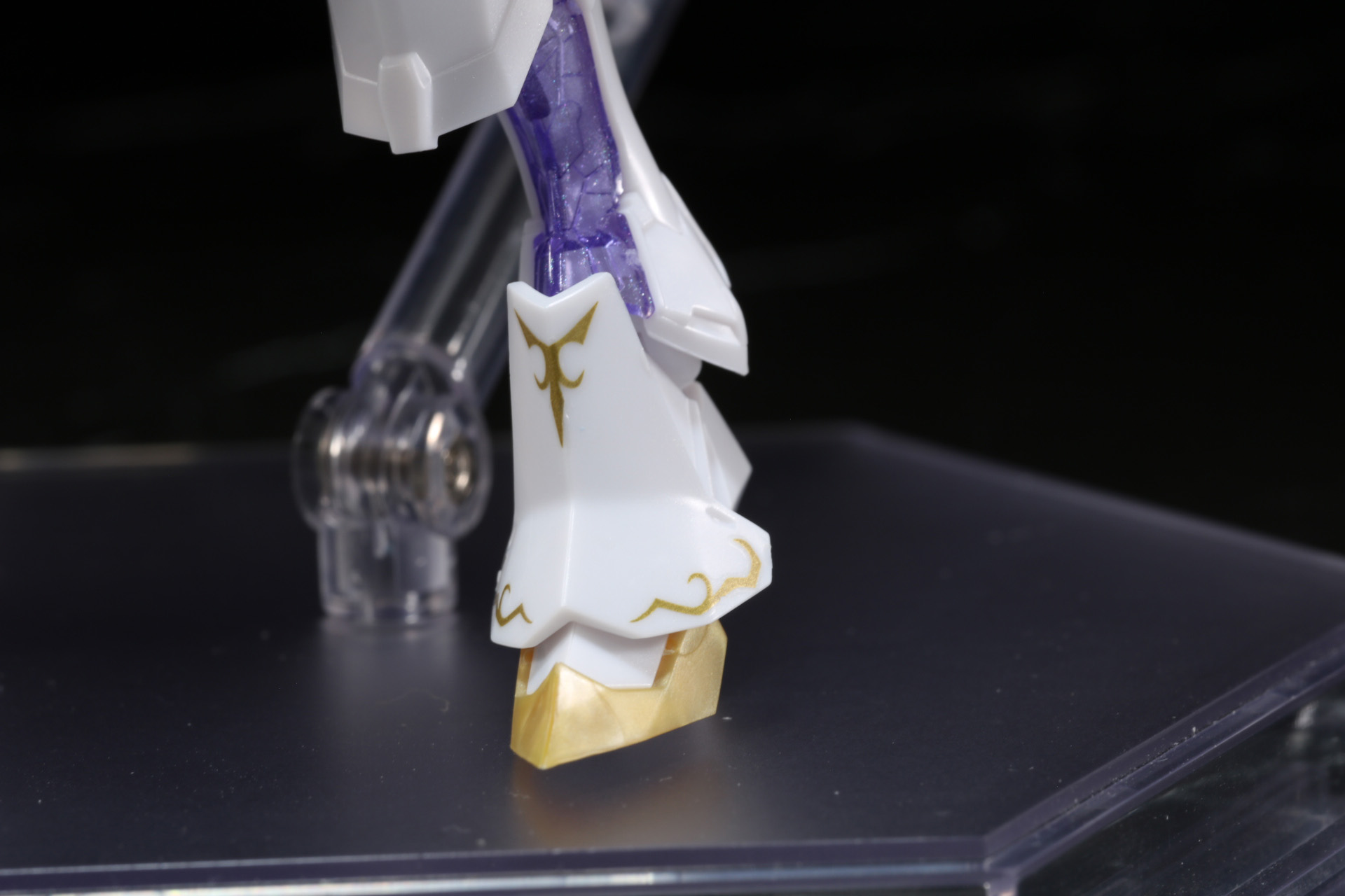 足元にはアンクルガードが施されている