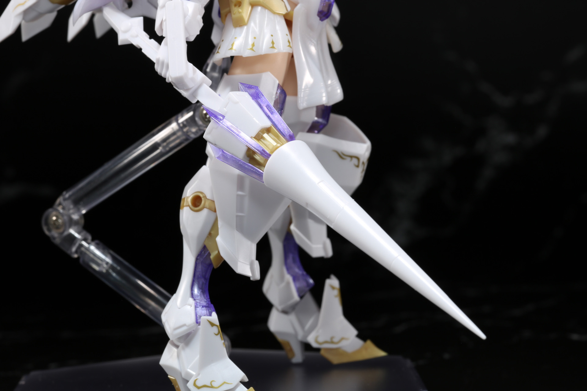 ランス型の武器「へイルラング」。手首と「へイルラング」の持ち手を繋げる補助パーツで、保持力が補強されている