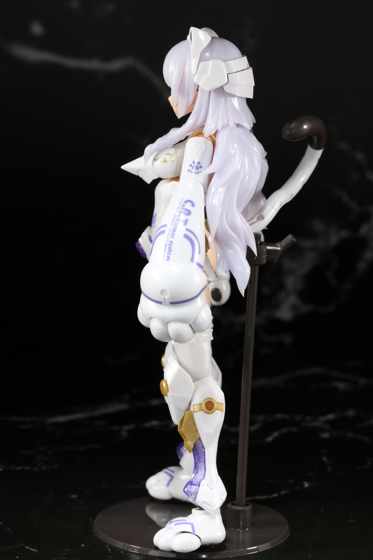 バストアップ。頭部にはネコミミパーツを装着