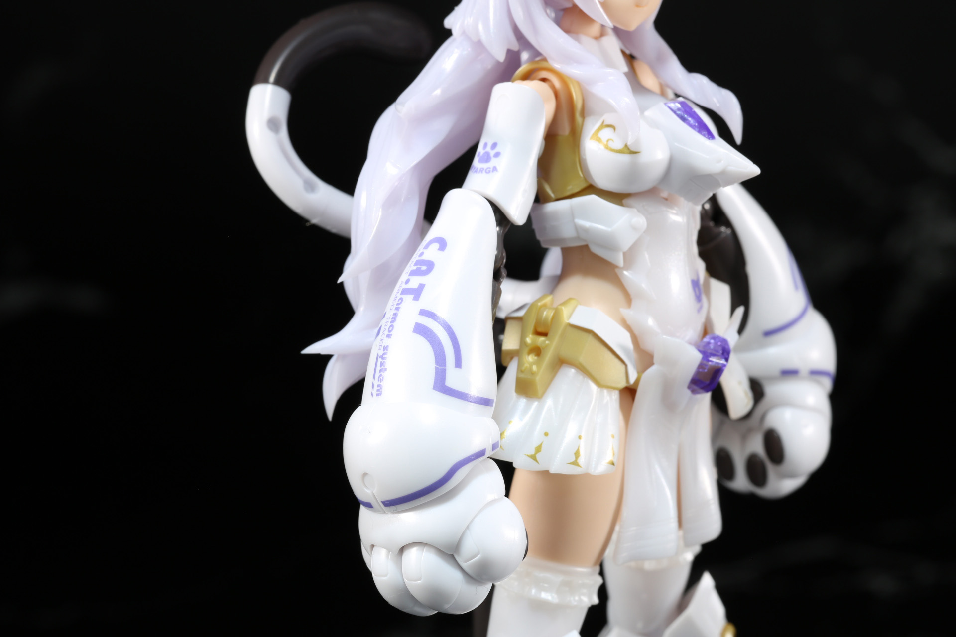 キャットアームは一体感ある造形で、丸みのあるフォルム