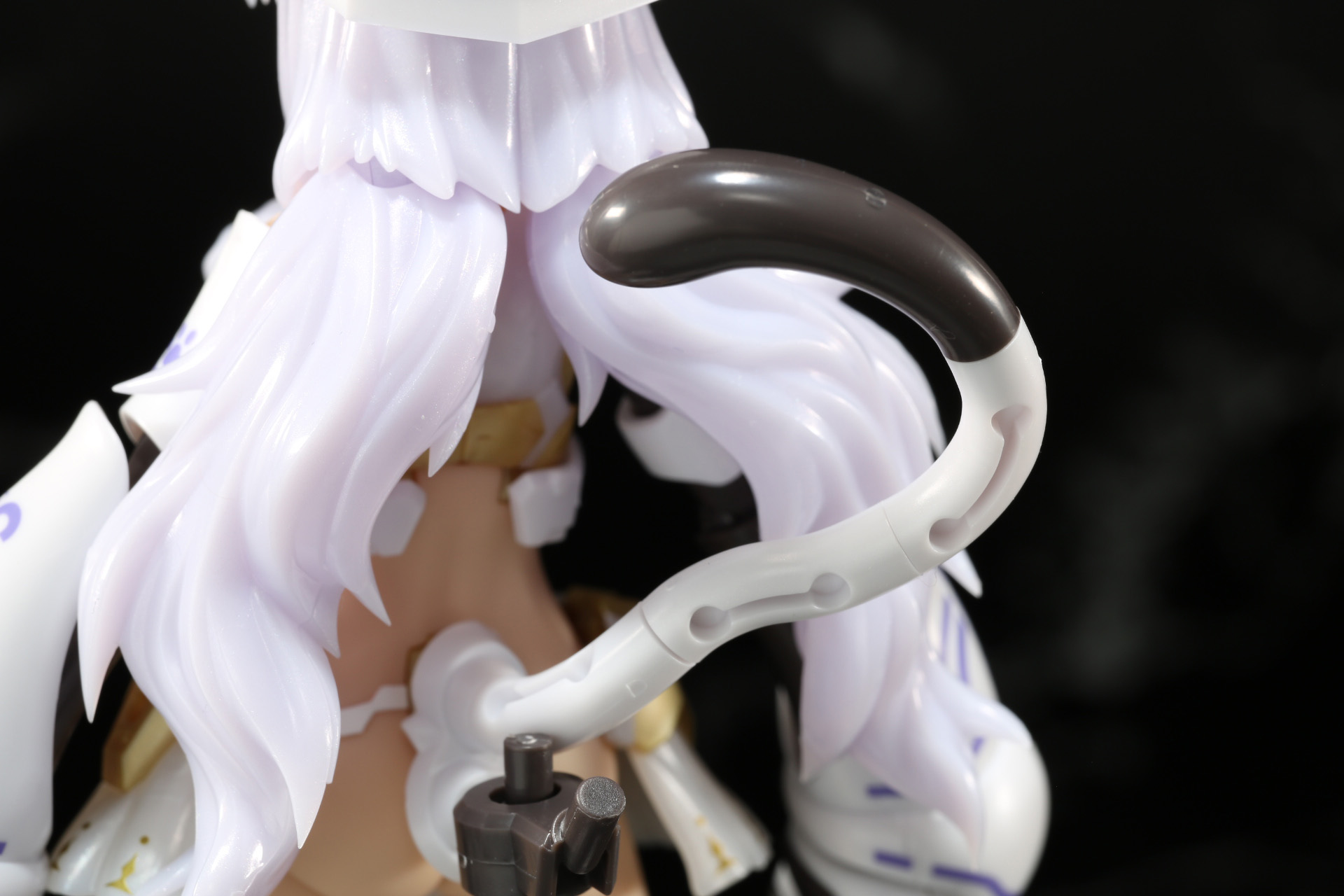 キャットテイルは尻尾独特な動きを軸可動で表現できる