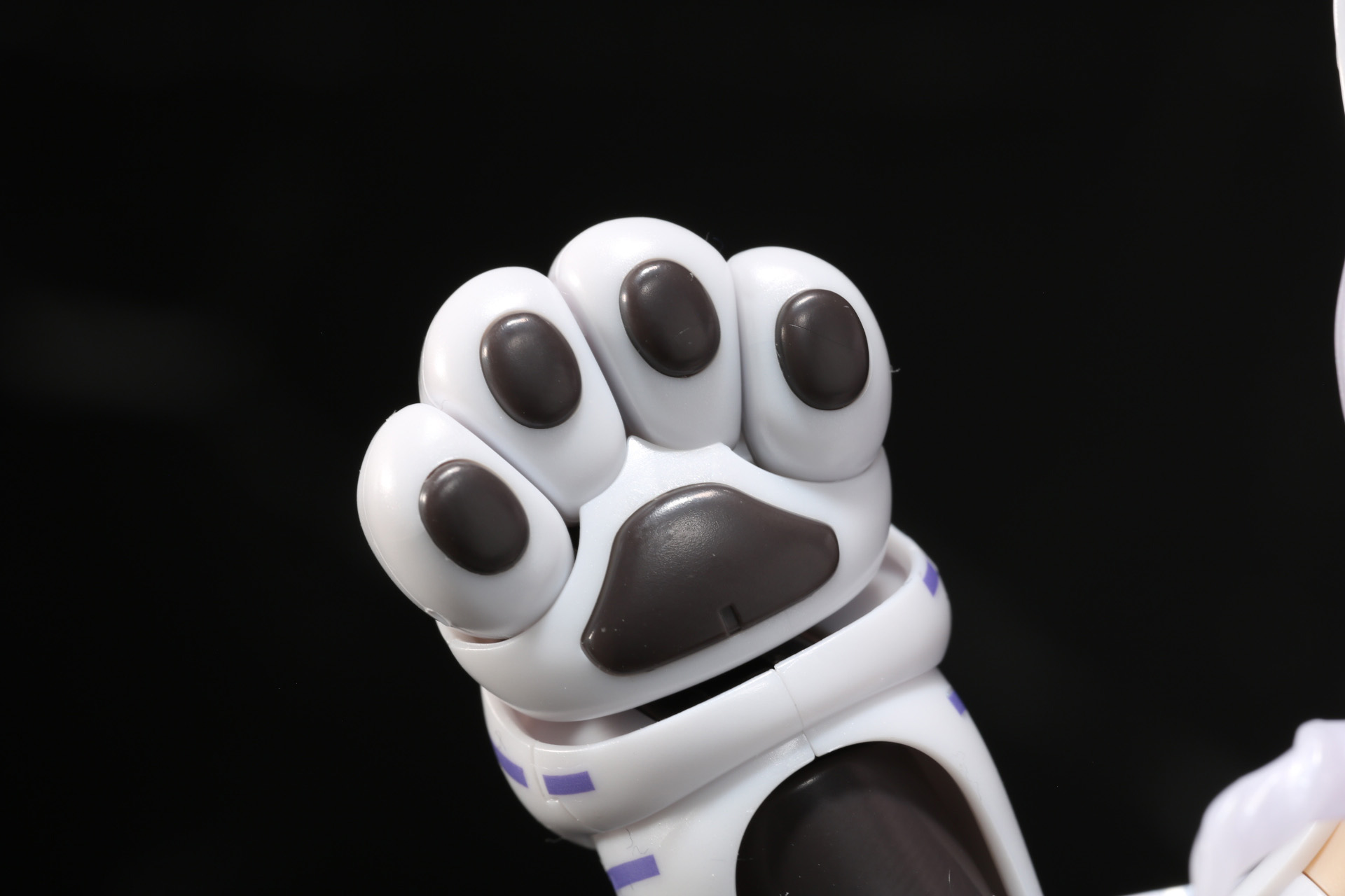 キャットアームの手のひらには肉球造形が施されている