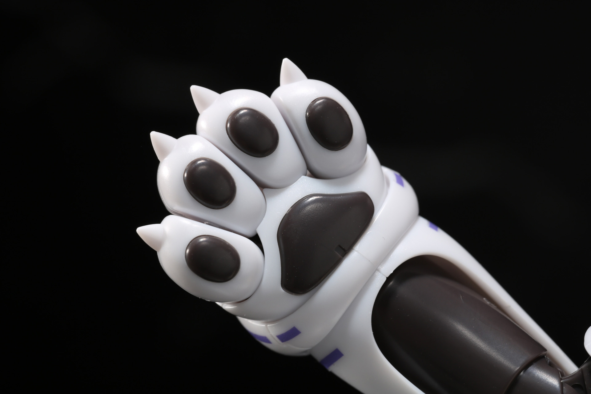 パーツを選択して組み立てることで爪を立てた状態にすることもできる