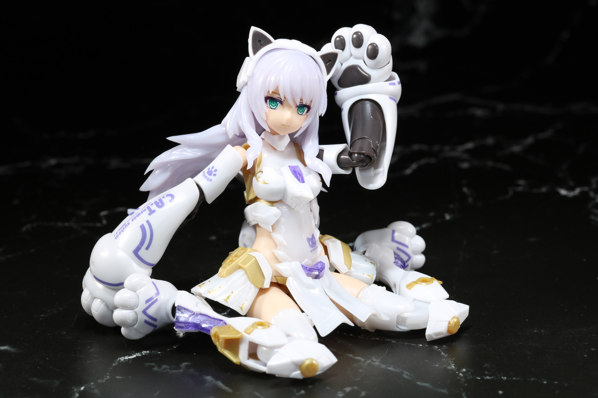 ぺたんと座り込んだポーズ