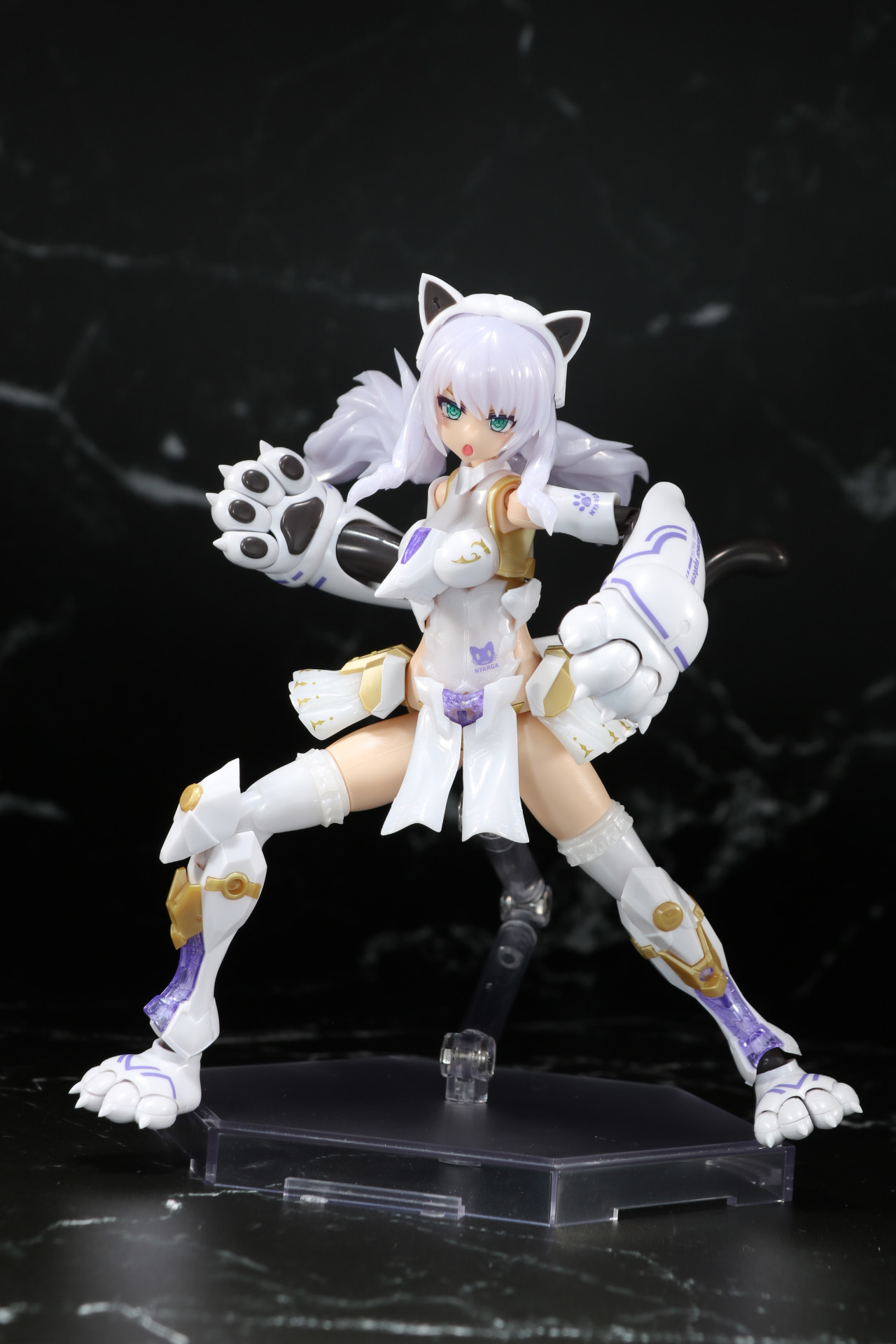 大きく足を開いて構える