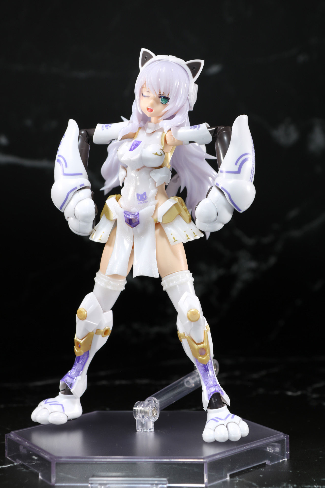 腕の可動で腰に手を当てる動きも可能