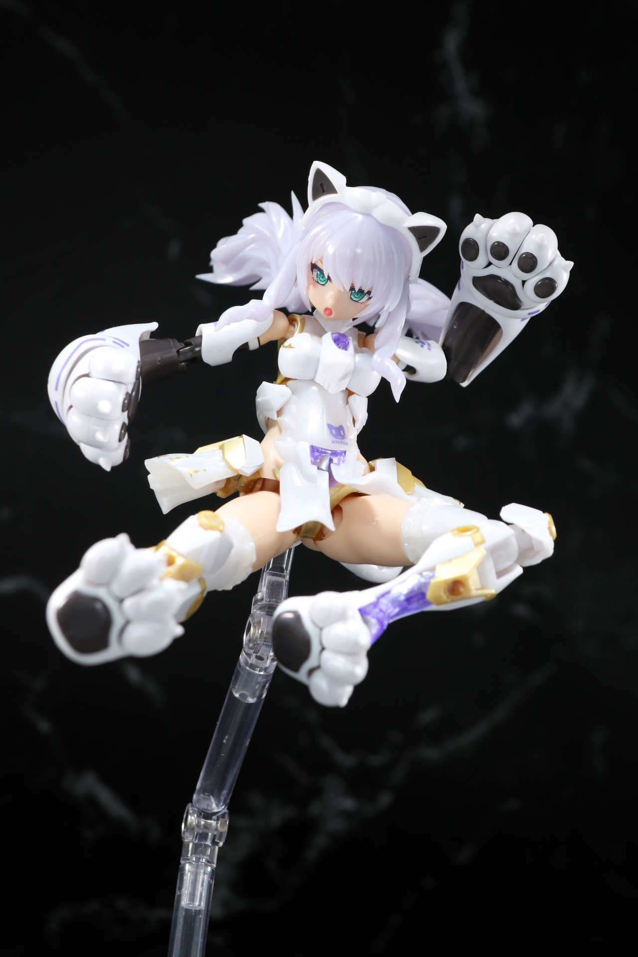 「ニューフライングベース」で飛び蹴りアクションも可能