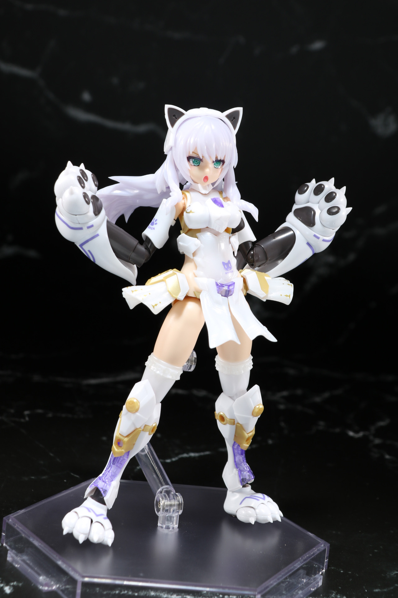 爪を展開して臨戦態勢