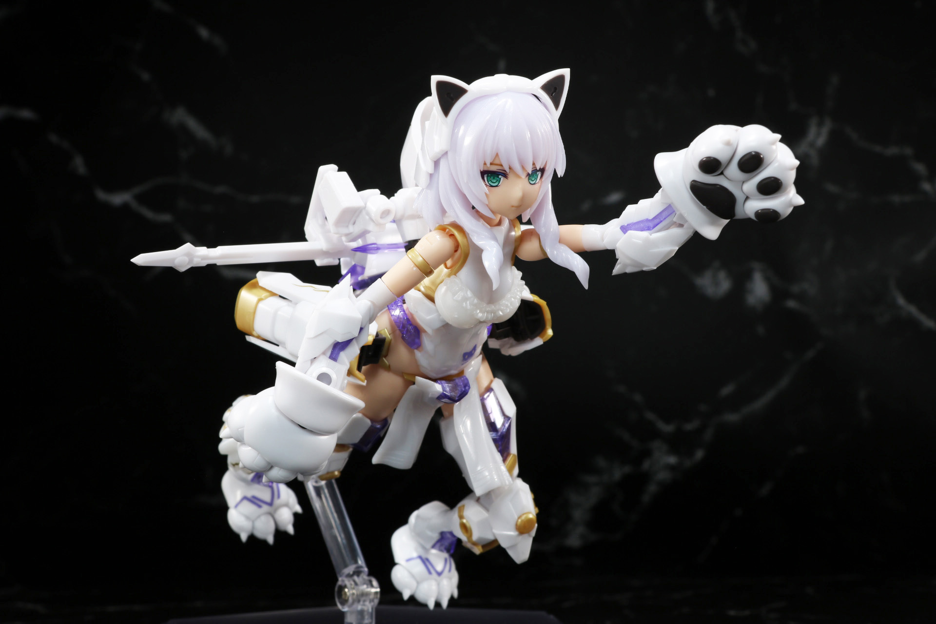 勢いよく飛び掛かるアクション