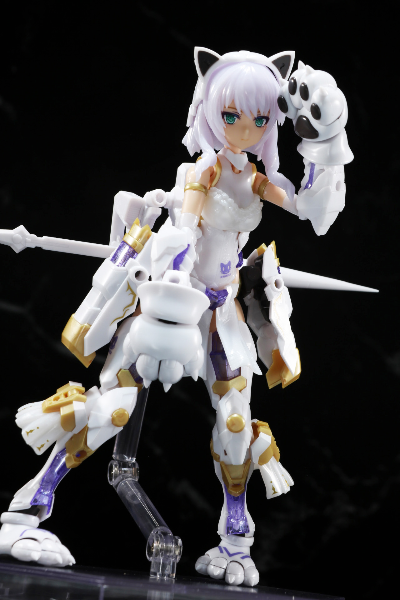 覗き込むようなポーズ