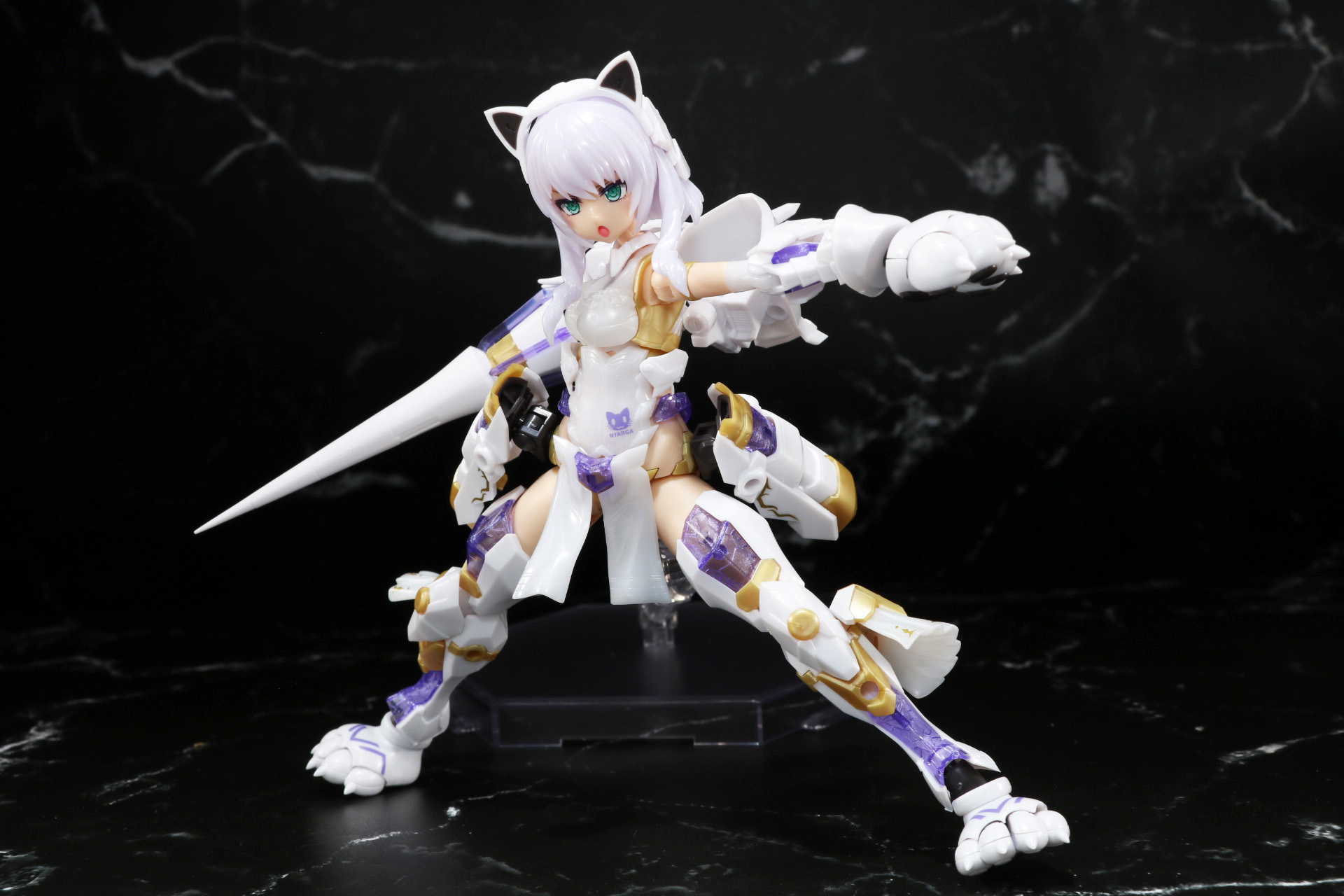 背部の「へイルラング」を手に取るアクション